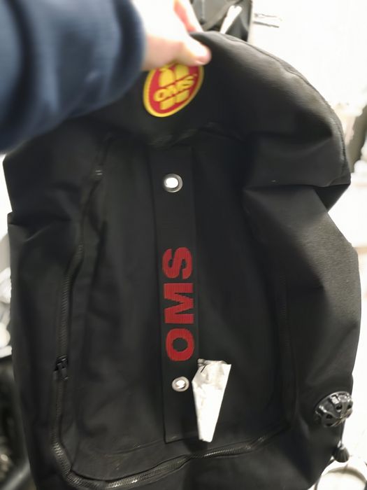 OMS skladajacy sie ze skrzydla i plyty z uprzeza