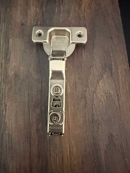 Петлі меблеві напівнакладні DTC з доводчиком в наявності - нові