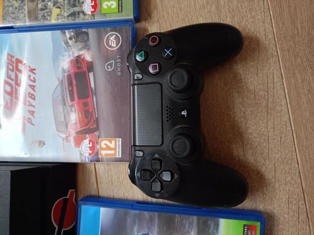 PS4 w idealnym stanie, gratis 7 gier