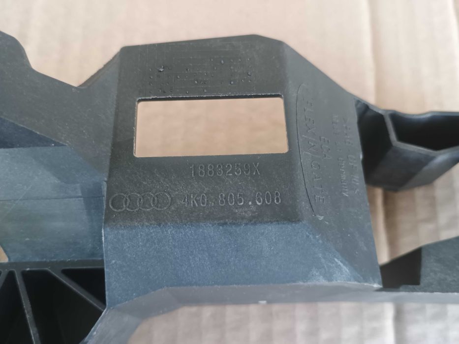 Uchwyt mocowanie ślizg lampy przód lewy prawy AUDI A6 C8 18- NOWE OE
