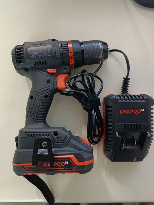 Ударний шуруповерт