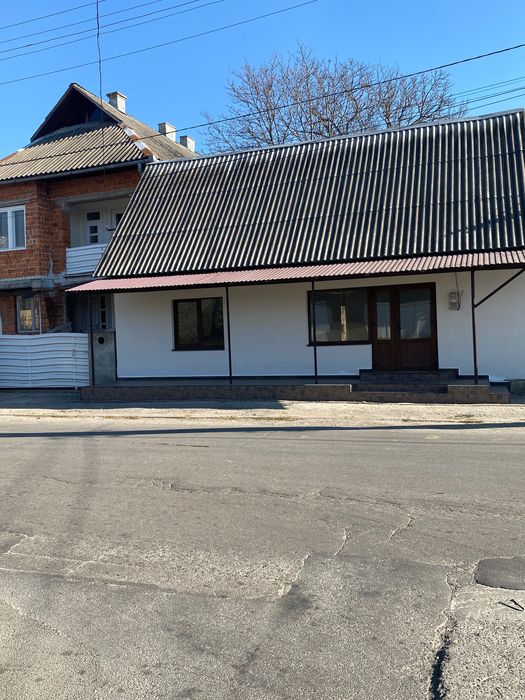 Продається комерційне приміщення магазину.