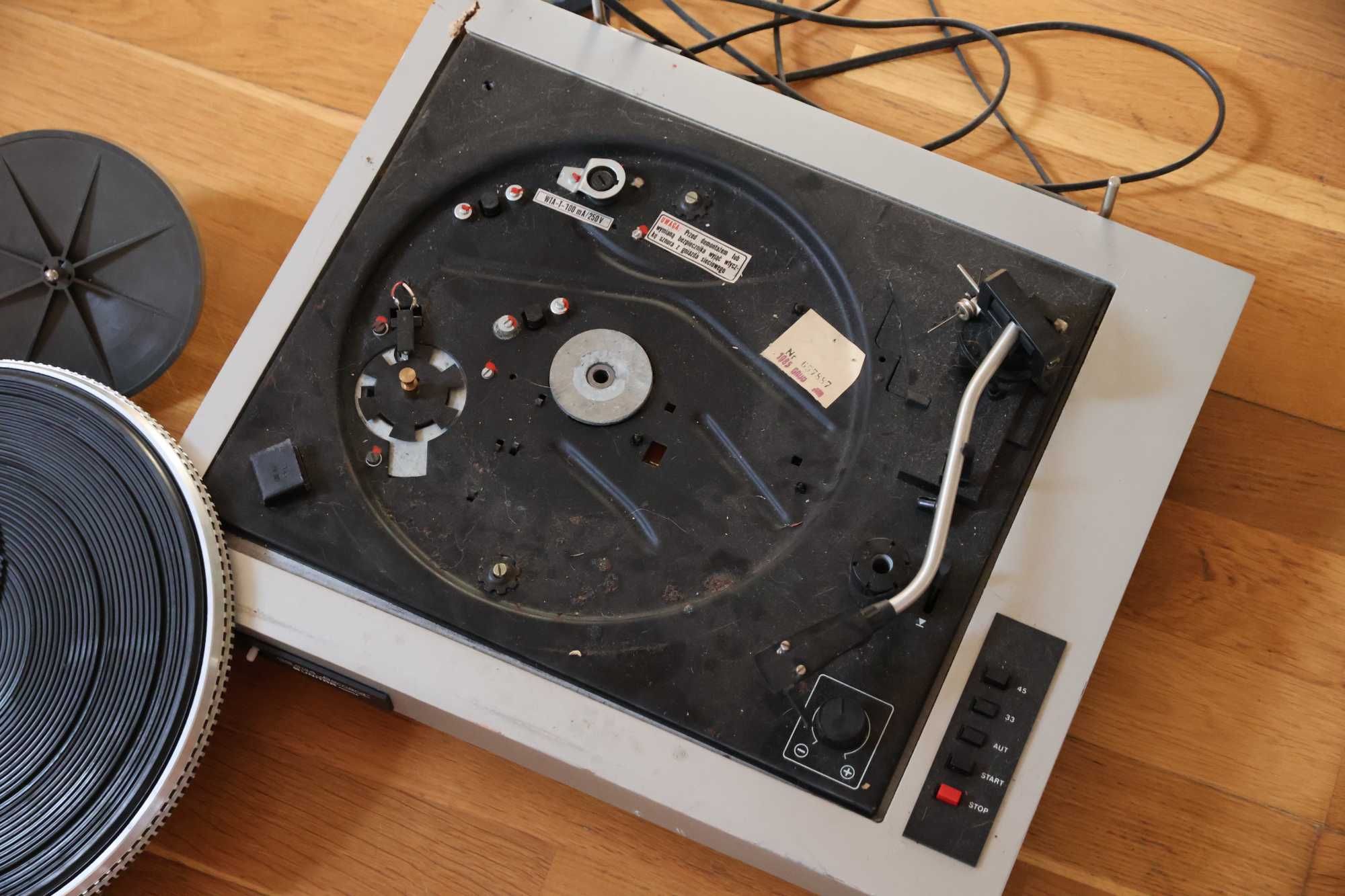 Gramofon Bernard pozostałości - talerz z gumową matą lub elektronika.