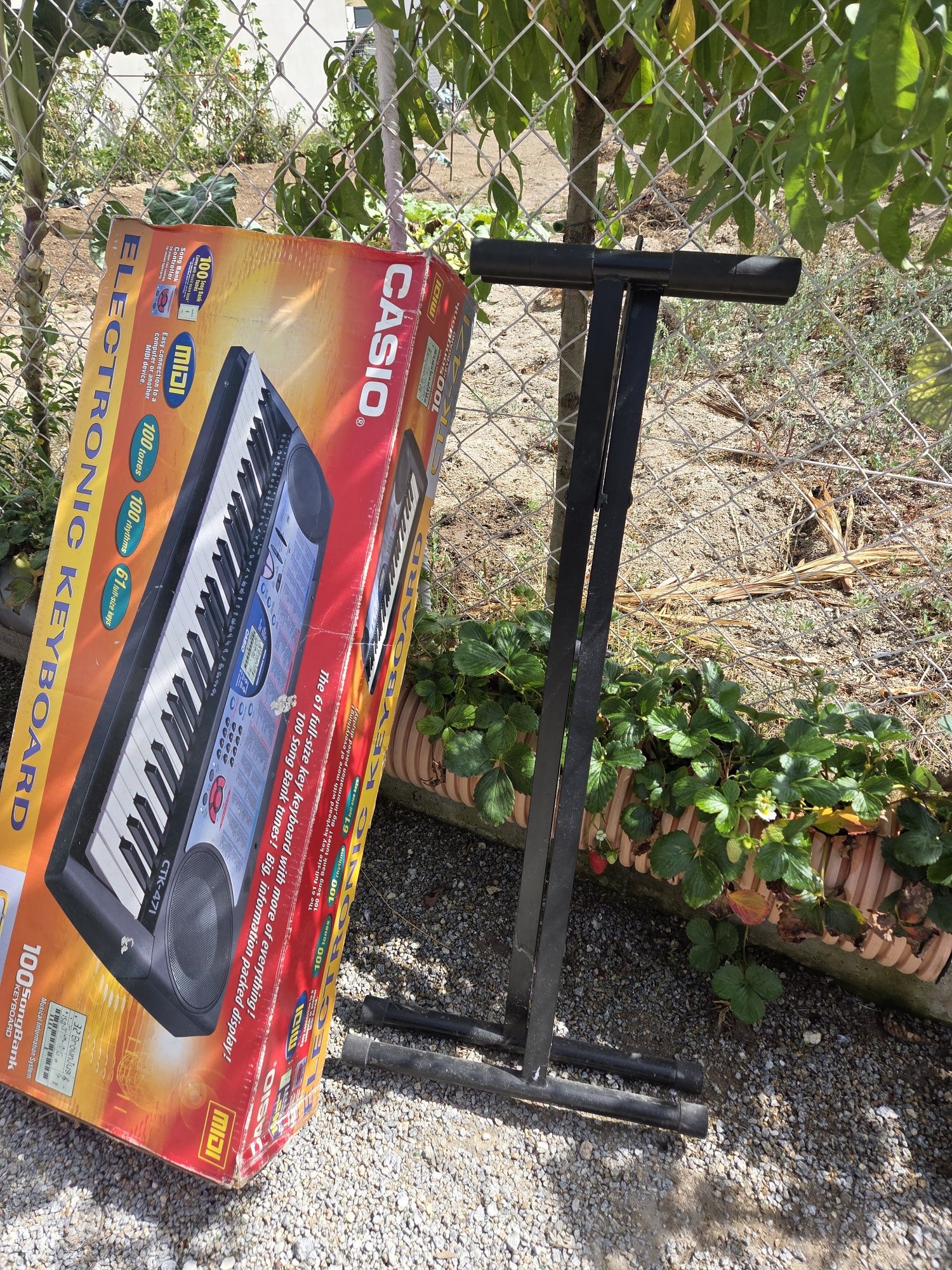 Vendo piano com pouco uso.