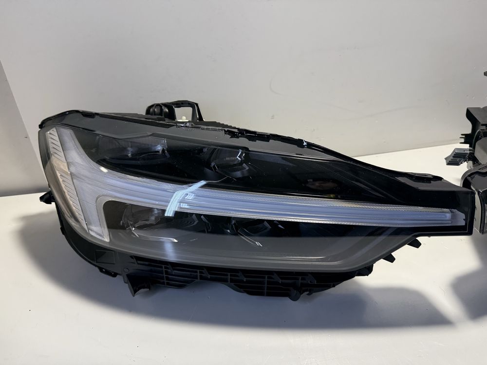 Volvo XC60 2 II lampy przednie komplet NOWE Mid led