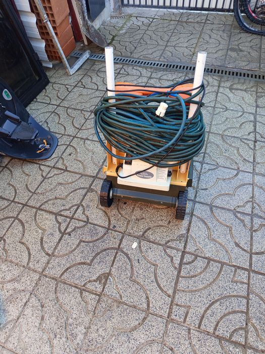 Limpador de piscina para desocupar espaço