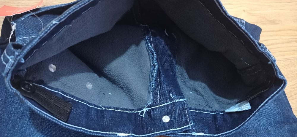 Nowe jeansowe spodnie ocieplane rozmiar 128