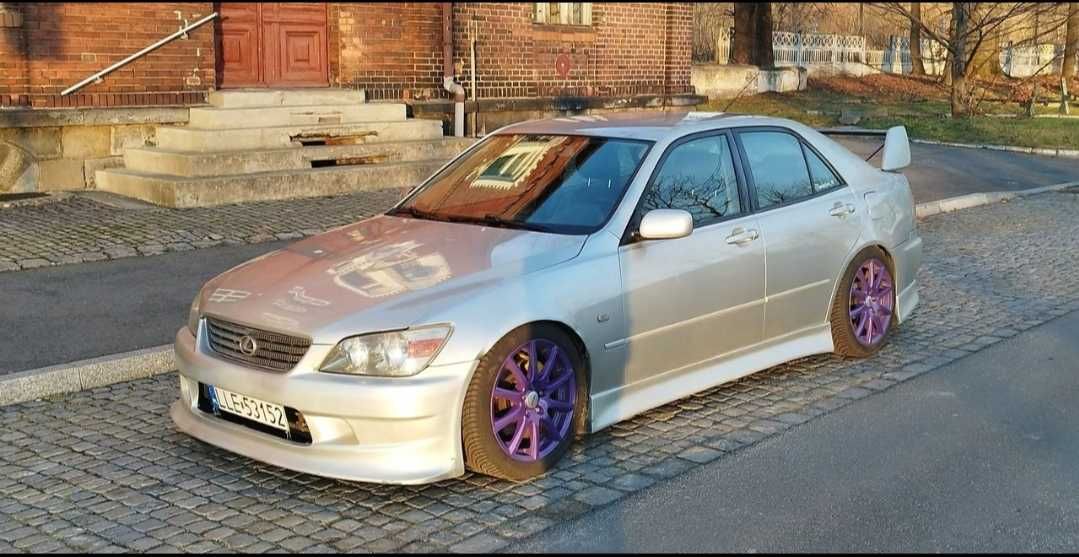 Lexus IS200  2000r