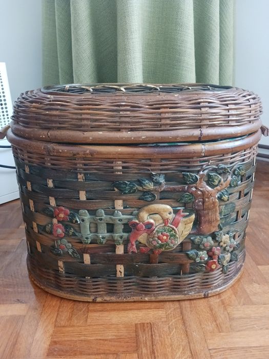 Cesto antigo em vime forrado a tecido