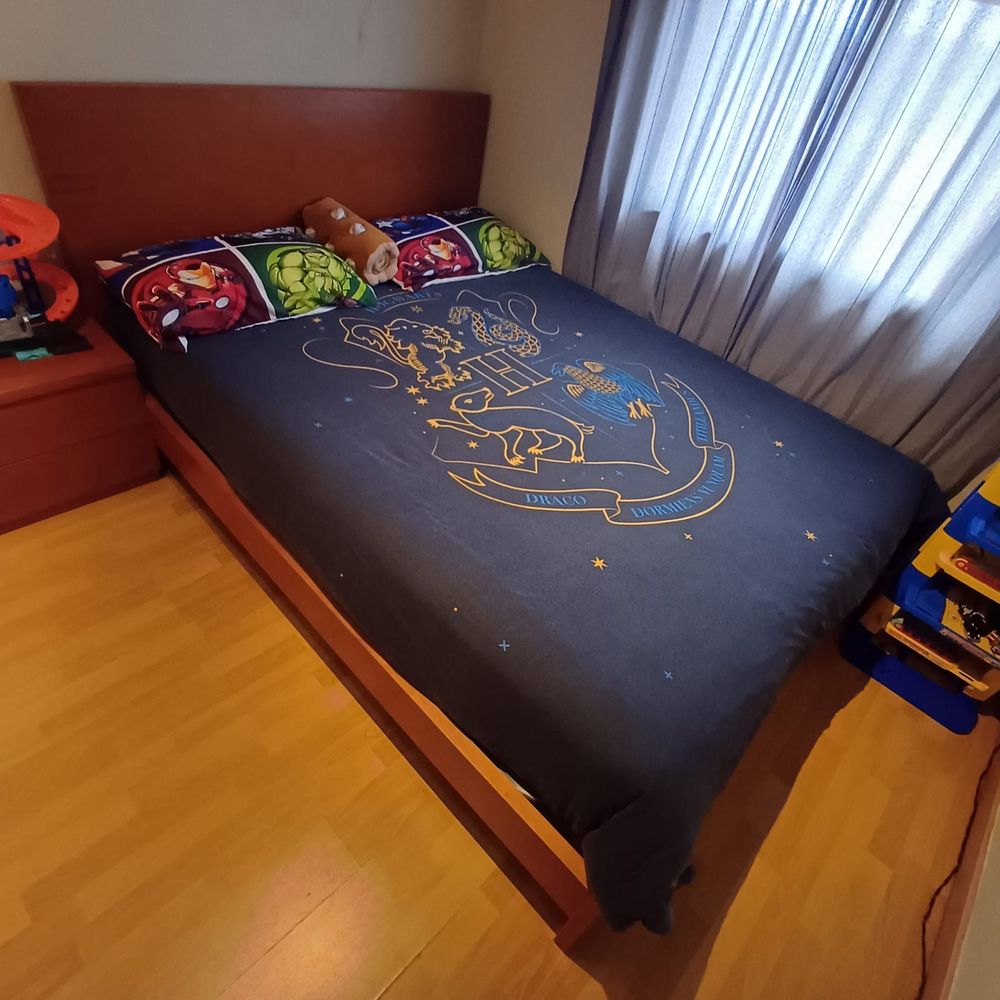 Cama com mesa de cabeceiras