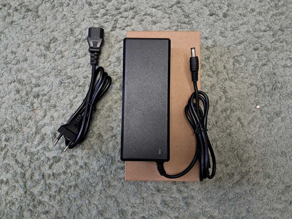 Блок питания в пластиковом корпусе 12В 8А с сетевым кабелем