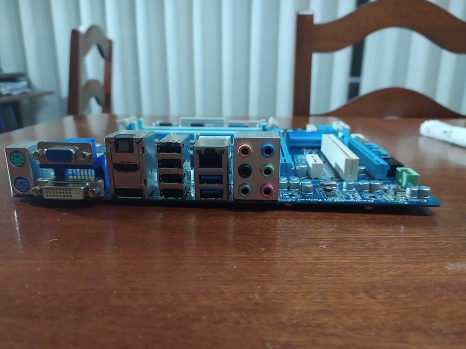 Motherboard GIGABYTE GA-Q77M-D2H avariada.
