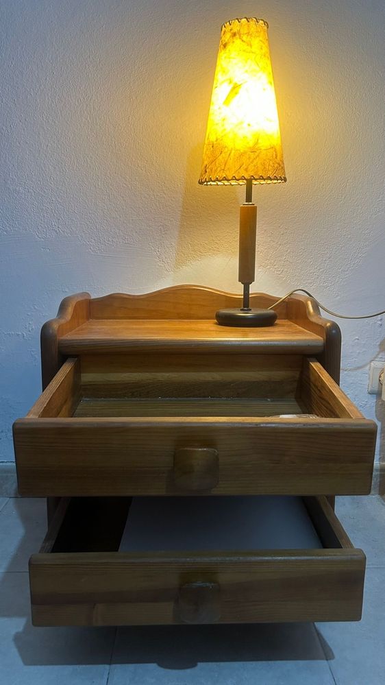 Cama colchao e criado mudo com gaveta e candeeiro