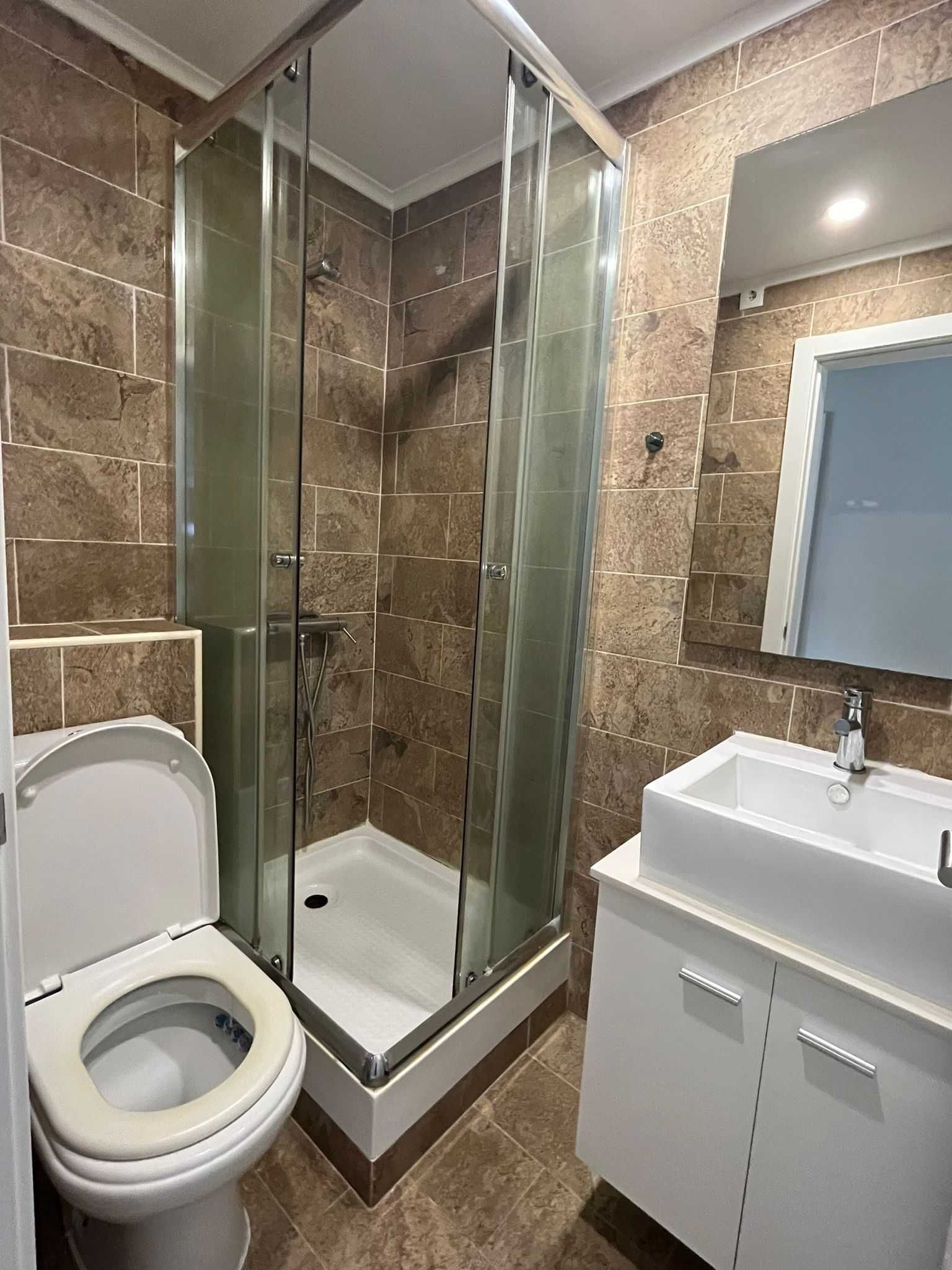 Arrendo quarto junto ao metro ,  Almada