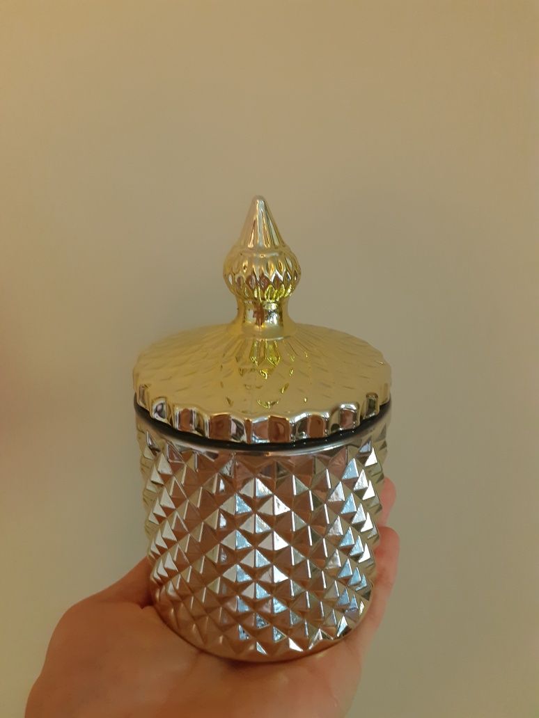Złoty pojemnik dekoracyjny szklany
