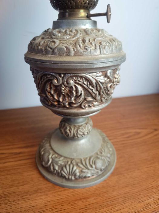 Stara lampa naftowa - pięknie zdobiona