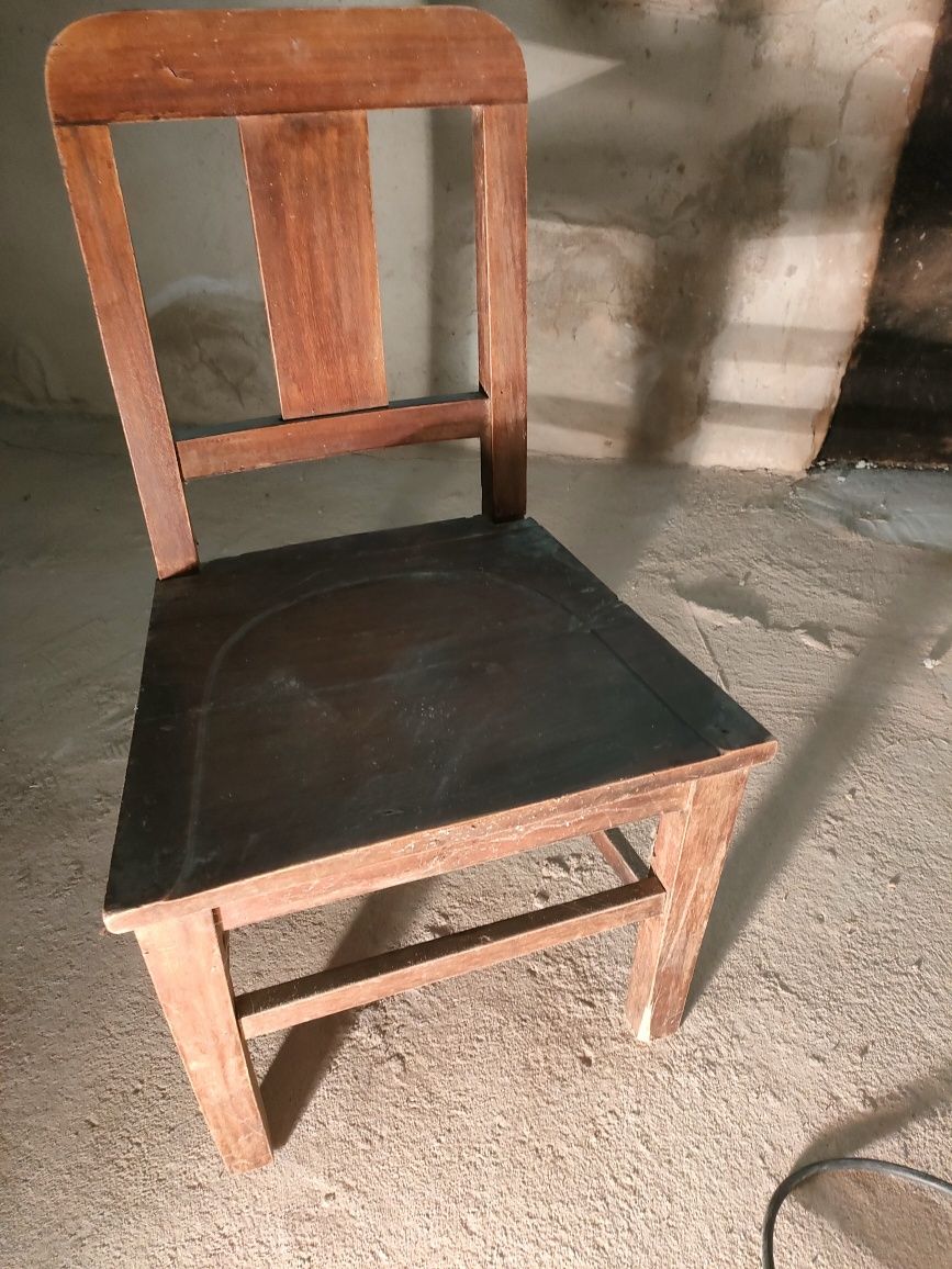 Cadeira e mesa de apoio