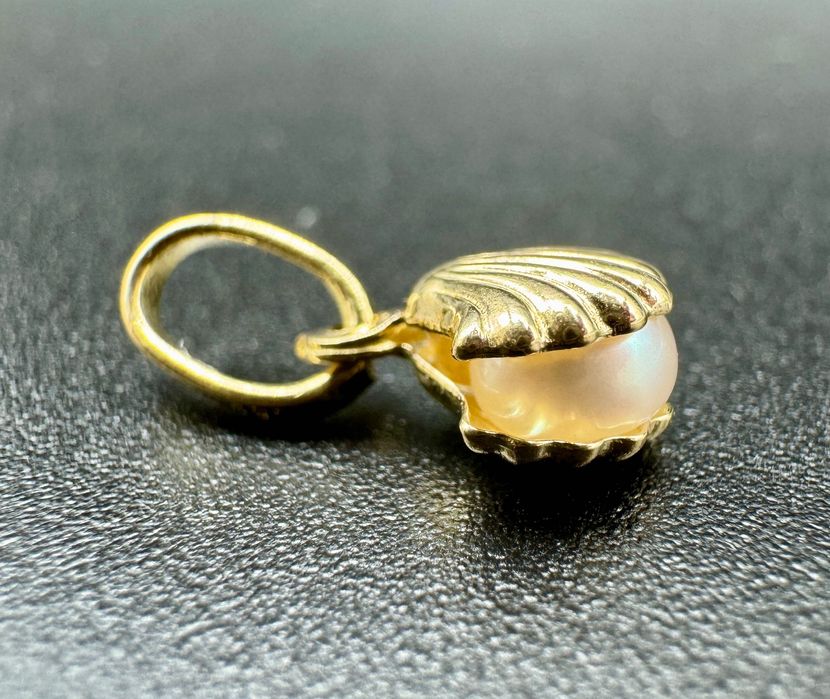 Złota przywieszka muszla z perłą, 14ct 585, waga: 0,55g