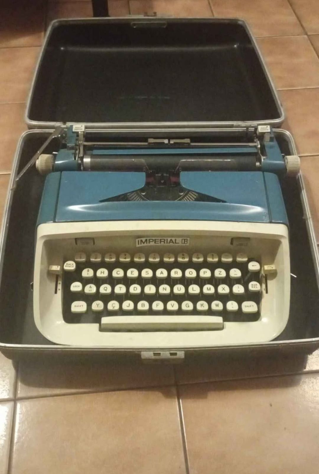 Máquina de escrever Imperial, em óptimo estado.