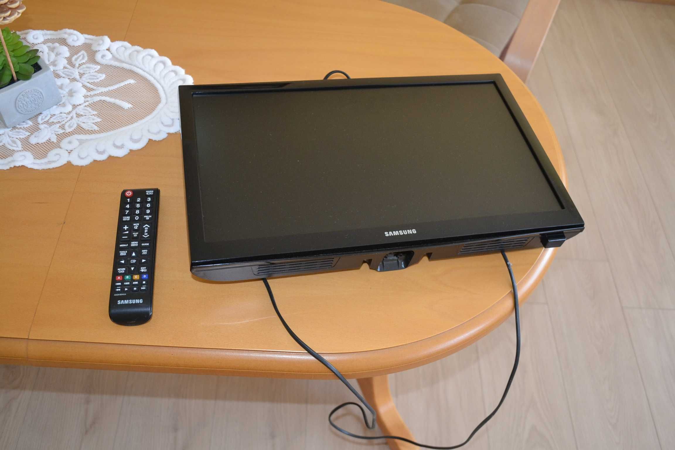 Samsung UE19H4000 z pilotem  sprawny