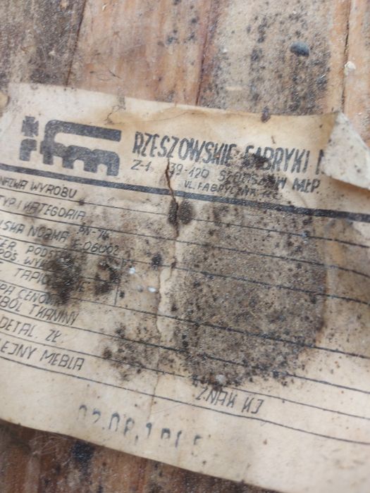 Krzesła na metalowych nogach