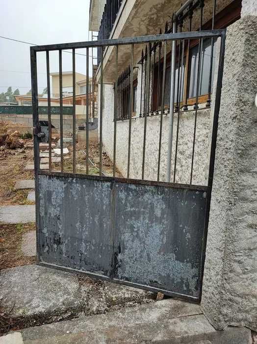 Portão em ferro com fechadura e dobradiças
