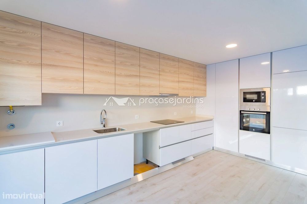 Apartamento com Áreas Generosas e Vista sobre a Cidade