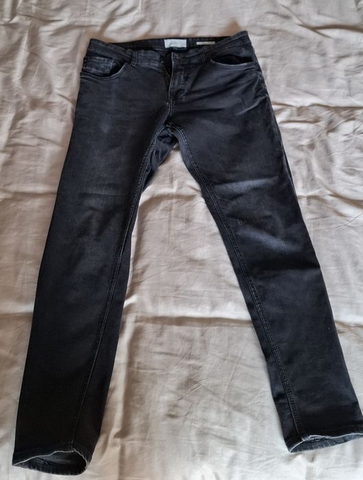 Чоловічі джинси - чорні.