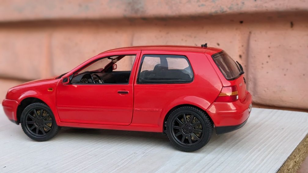 Колекційна модель Revell vw Golf GTI 1,18