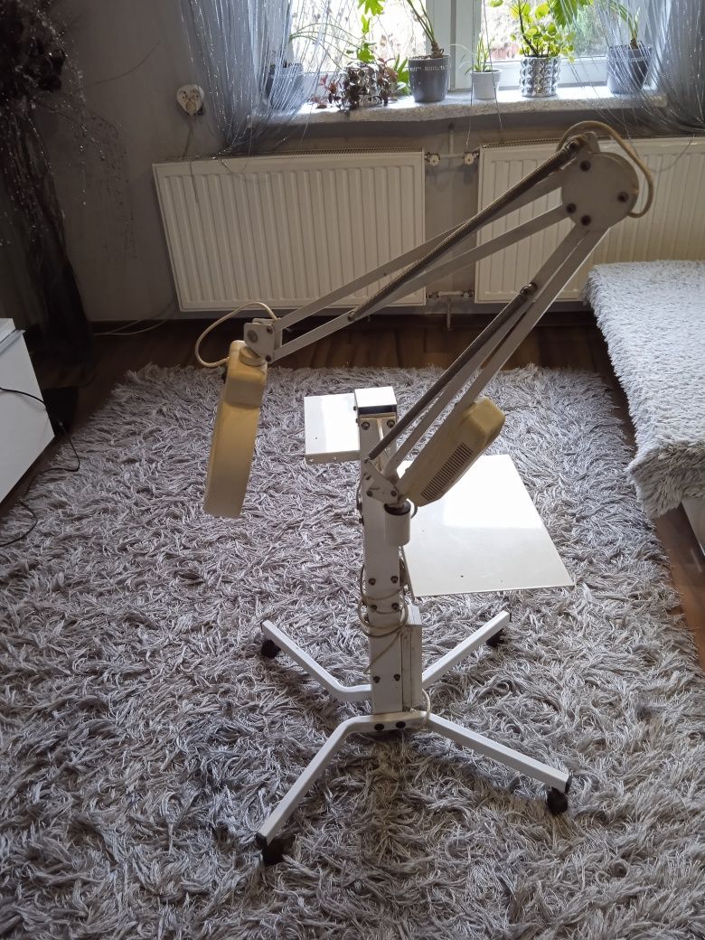 Lampa kosmetyczna z lupą i stolikiem