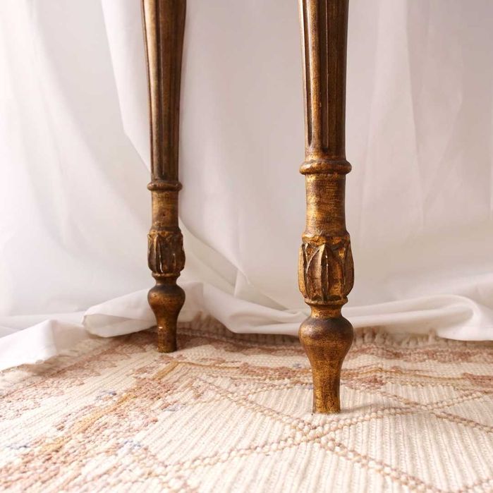 Credência ao gosto barroco em madeira talhada e dourada