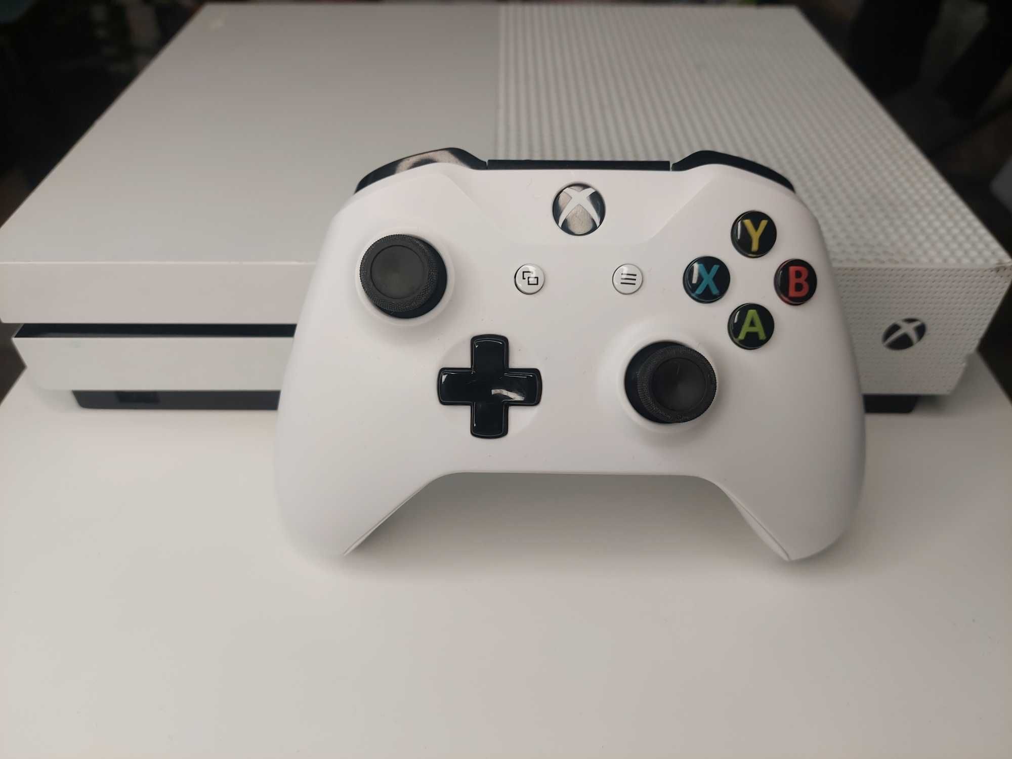 Xbox one s 1 терабайт оригинальный контроллер + 2 диски