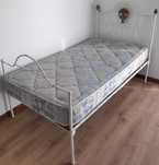 Cama individual em ferro, com colchão