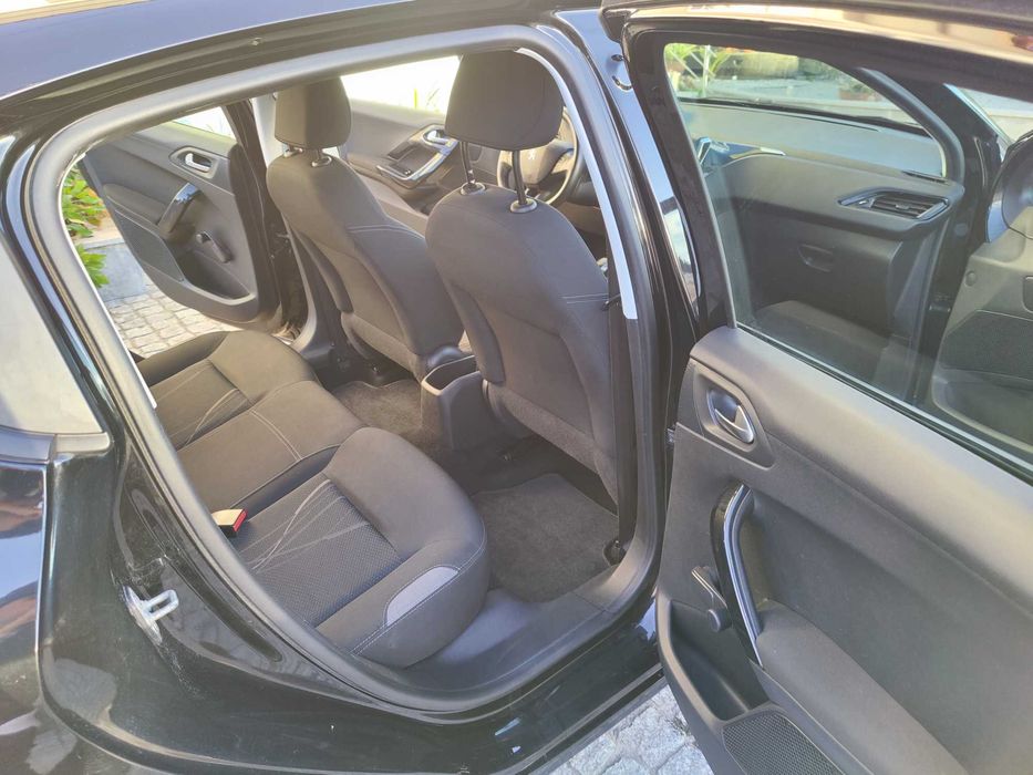 Peugeot 208 1.2 active 2014