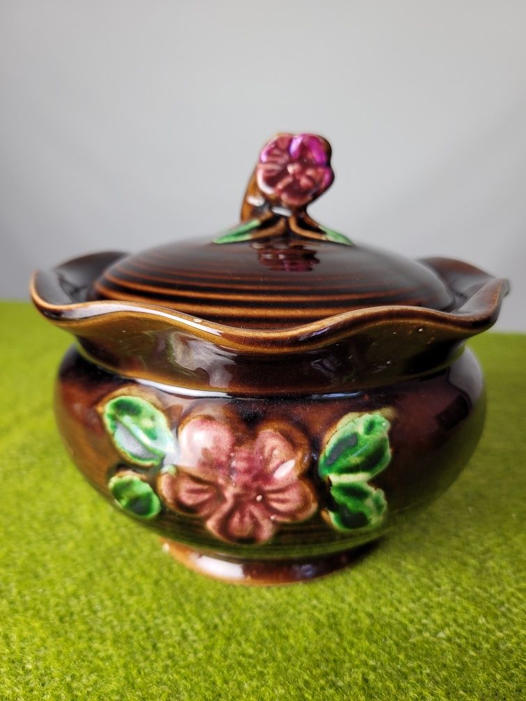 Ceramiczny pojemnik z przykrywką