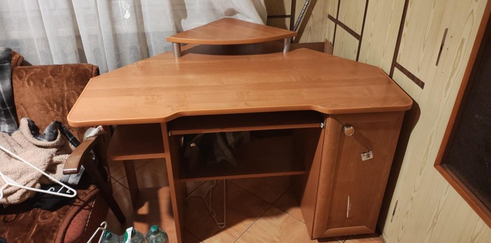 Sprzedam biurko rogowe 100zl do negocjacji