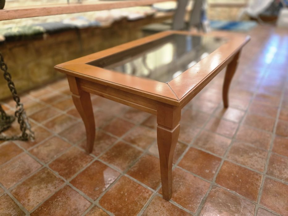 Stół drewniany ze szkłem w ramie