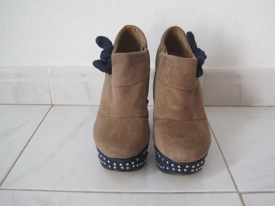 Botins com tachas e lacinho