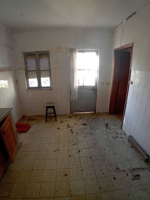 2 moradias mais 900m2 de terreno em São Martinho do Bispo