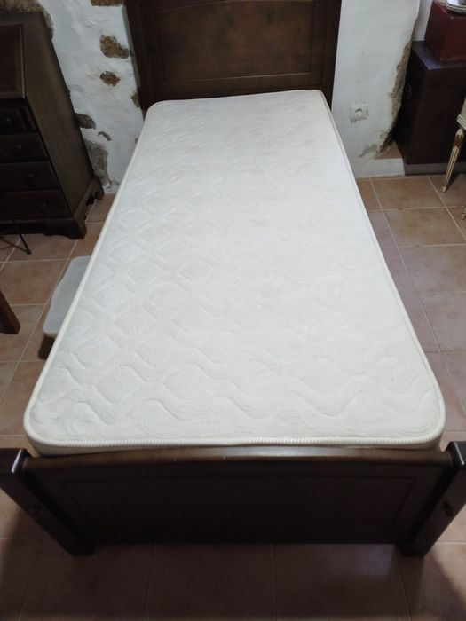 Cama solteiro em excelente  estado
