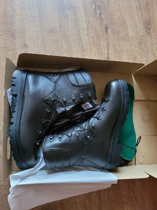 Buty trzewiki wojskowe zimowe  nowe brązowe długość wkładki 30 cm
