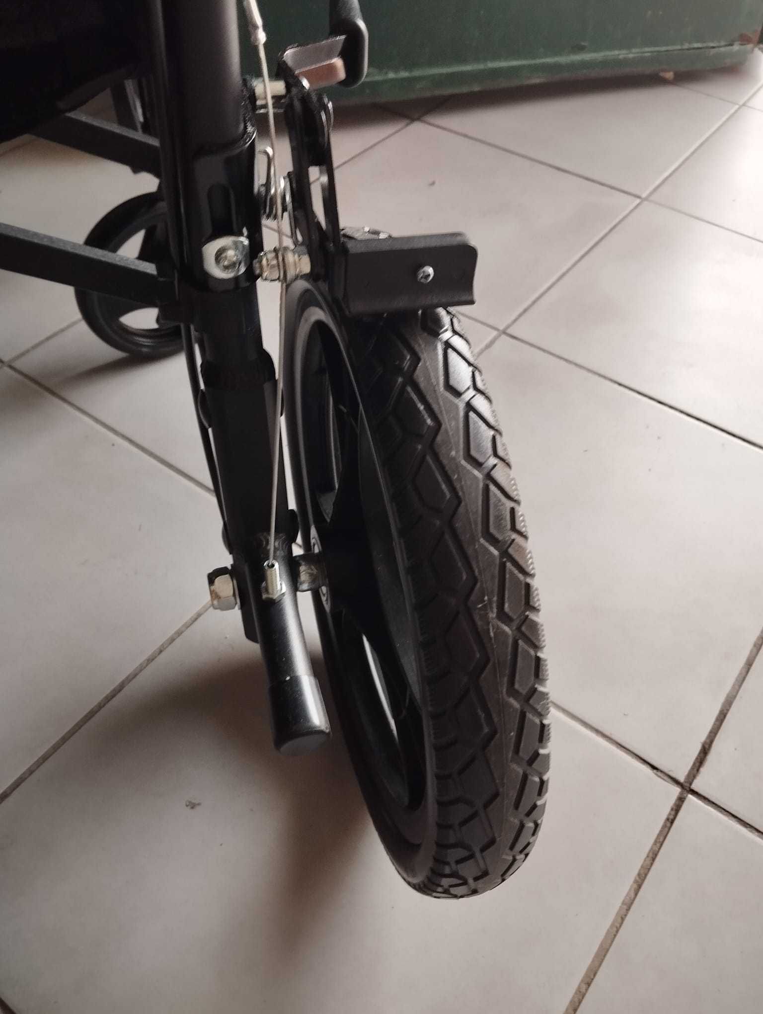 Cadeira de rodas nova sem usar