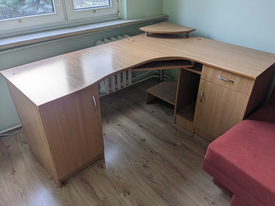 Duże, stabilne biurko narożne, spora przestrzeń, stabilność