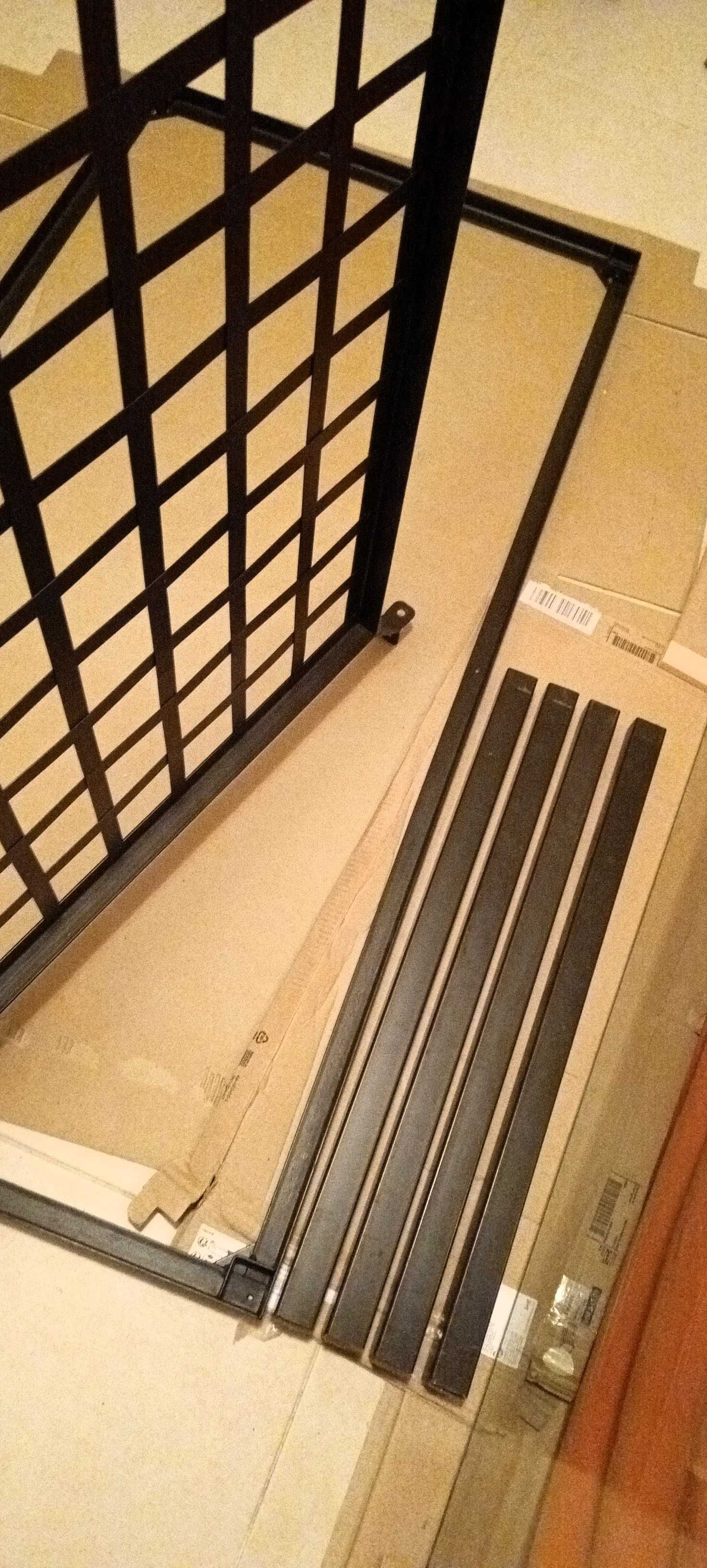Mesa em metal e vidro, interior e exterior. Em muito bom estado