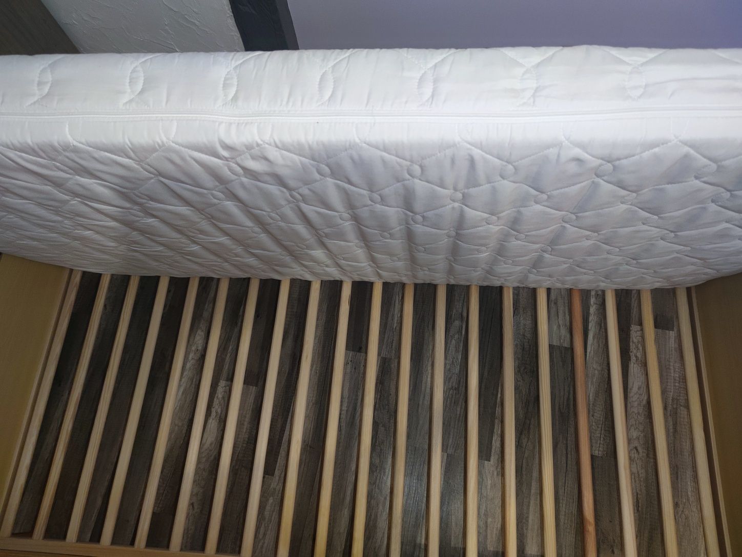 Łóżko drewniane z barierką 140/70 z materacem