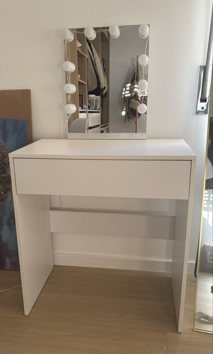 Toucador branco com espelho e luzes led