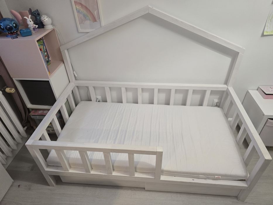 Drewniane łóżeczko domek z materacem