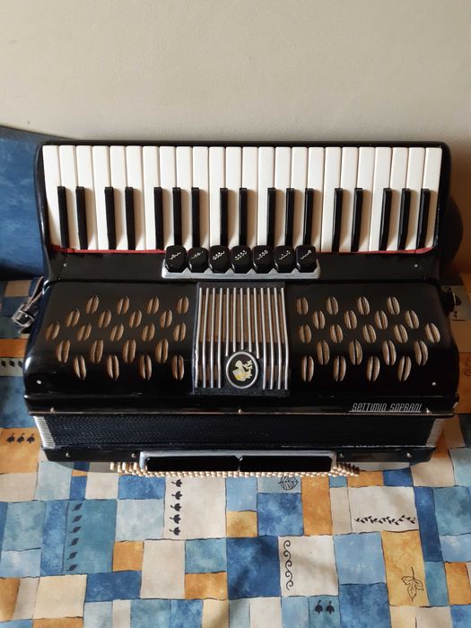 Sprzedam włoski akordeon 120 basowy strój: 16+8+8+8