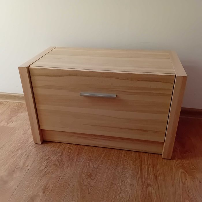 Szafka na buty. 6 par obuwia.