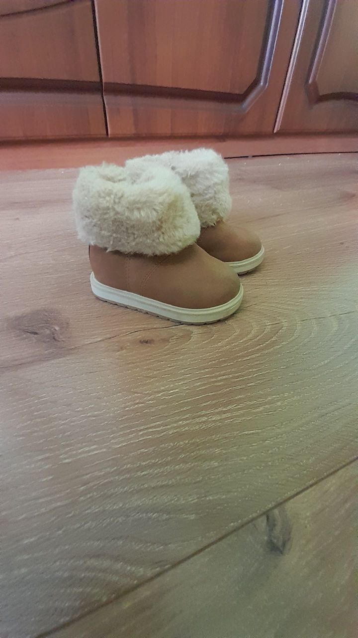 Зимові чобітки для дівчинки від Zara